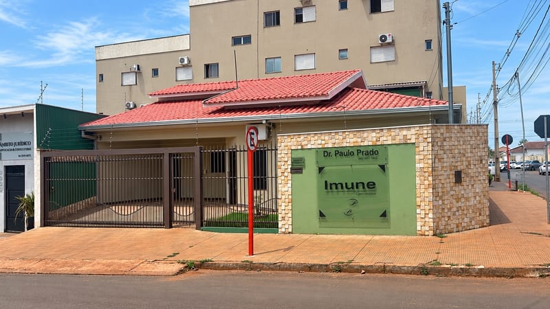 Fachada do consultório Imune Consultórios, com a placa do Dr. Paulo Prado, na esquina da Rua Filadélfio Cruvinel com a Umbelino Fonseca, Setor Morada do Sol, Rio Verde (GO)